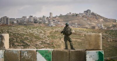 Copertina di Cisgiordania, carabinieri fatti inginocchiare da un colono sotto il tiro di un mitra: Tajani convoca l’ambasciatore israeliano