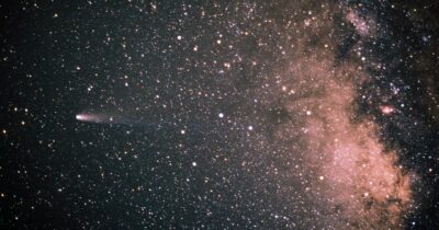 Copertina di La storia della cometa di Halley e del suo ultimo passaggio, quarant’anni fa. Quella ‘palla di neve sporca’ è un simbolo