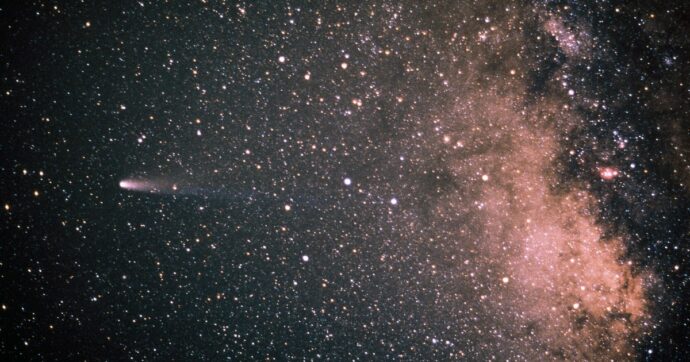 La storia della cometa di Halley e del suo ultimo passaggio, quarant’anni fa. Quella ‘palla di neve sporca’ è un simbolo