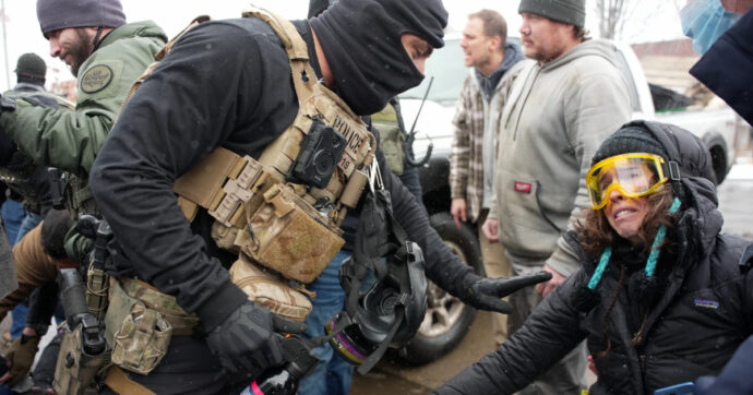 Addestramento da 112 a 50 giorni, corsie preferenziali per i veterani, campagne di reclutamento rivolte all’estrema destra: così l’ICE di Trump assume i suoi agenti