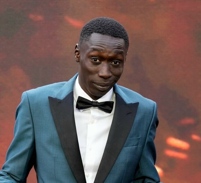 “Khaby Lame ha venduto la propria società per quasi un miliardo di dollari. È già pronto il suo gemello virtuale creato con l’IA”: scossone nel mondo dei creator