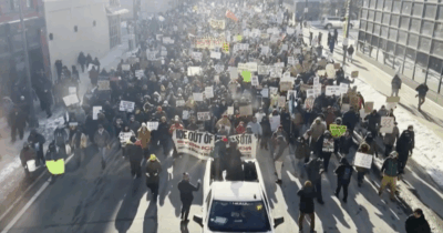 Copertina di “L’Ice fuori dal Minnesota”: manifestanti in marcia a Minneapolis dopo l’uccisione di Alex Pretti