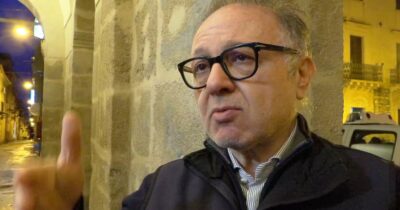 Copertina di Frana a Niscemi, la Protezione civile: “Tutte le case nel raggio di 50-70 metri andranno giù. È inevitabile”