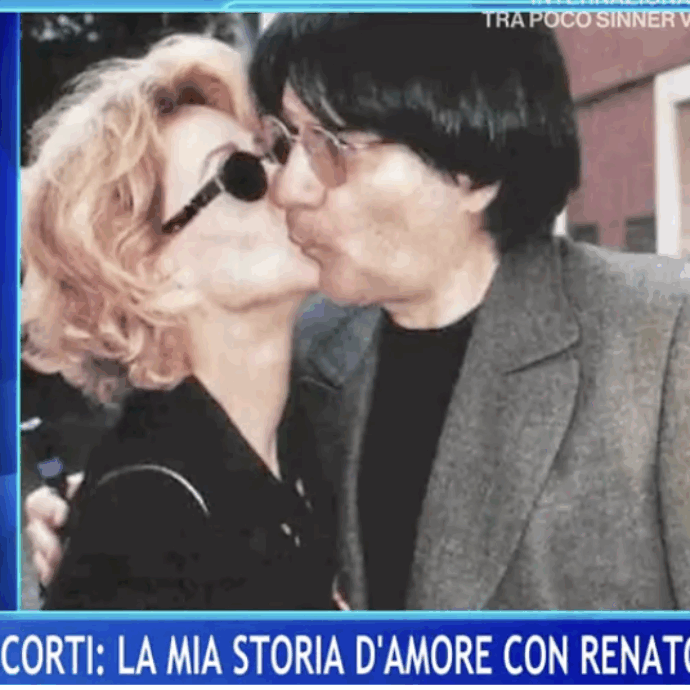 “Devo dare un abbraccio a una donna e voi capite il perché”: Renato Zero bacia Enrica Bonaccorti durante il concerto. Lei risponde: “Mi hai rubato il cuore”