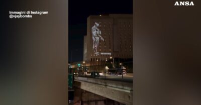 Copertina di Proiettato video anti-Ice sul penitenziario di Los Angeles: un uomo spara alla cieca su “amici, madri, bambini”