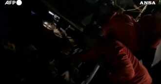 Copertina di Affonda traghetto nelle Filippine, 18 morti e 24 dispersi nel naufragio: il video dei soccorsi