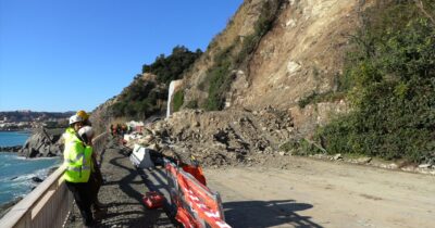 Copertina di Imponente frana travolge l’Aurelia ad Arenzano: strada chiusa, nessun ferito – Video