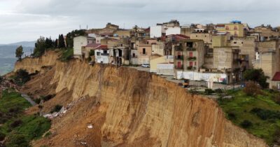 Copertina di Frana a Niscemi, crolla il terreno in presa diretta: nel video il fronte di quattro chilometri