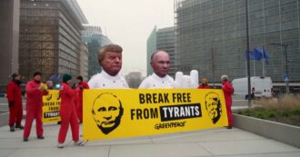 Copertina di Le sagome giganti di Trump e Putin davanti alla sede del Consiglio Ue: la protesta contro la dipendenza energetica