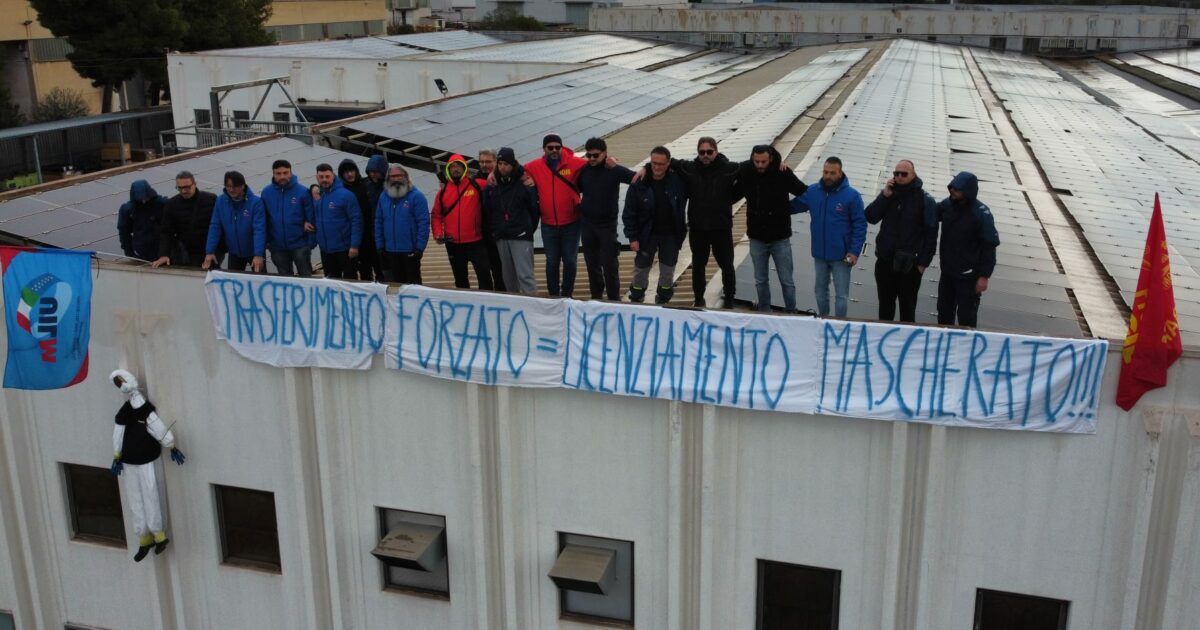 Dodici giorni di sciopero alla Vestas di Taranto: operai sul tetto contro i trasferimenti coatti