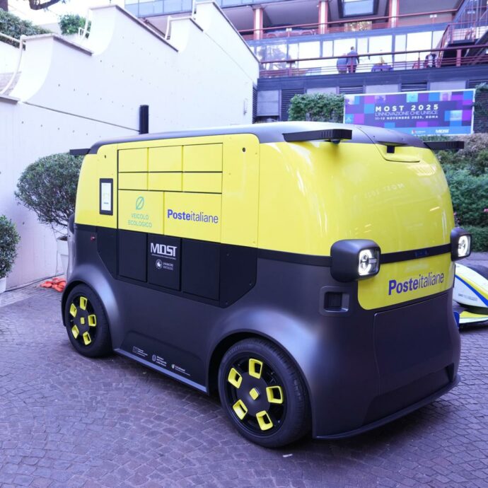 Arriva in Italia BOXi, il primo robot-postino: come funziona e da quando inizierà a consegnare lettere e pacchi