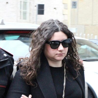 Copertina di Neonati sepolti, Chiara Petrolini condannata a 24 anni e 3 mesi: assolta per l’omicidio del primo figlio