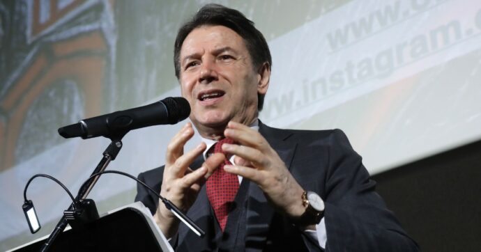 Conte contro Tajani: “Vuole togliere le indagini ai pm? Lo diceva già Berlusconi: i politici vogliono proteggere se stessi”