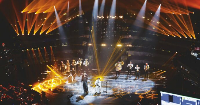 Sanremo: l’ascolto (e le pagelle) dei 30 brani in gara