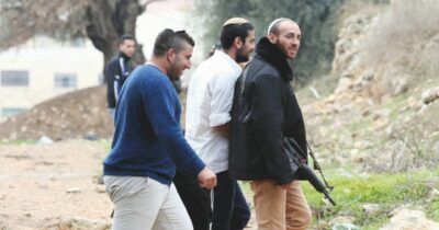 Copertina di Mitra puntato e in ginocchio: i coloni umiliano i carabinieri