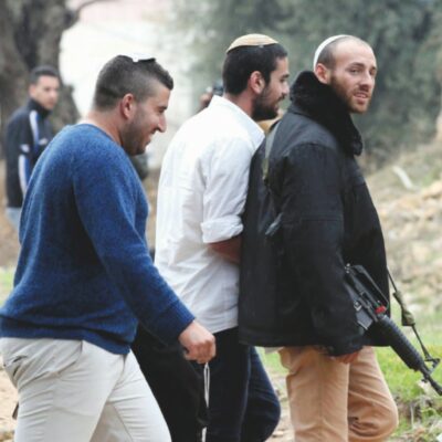 Copertina di Mitra puntato e in ginocchio: i coloni umiliano i carabinieri