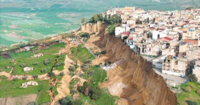 Copertina di Niscemi si sbriciola: già 1500 evacuati. “Sfollati al freddo senza vestiti né soldi”