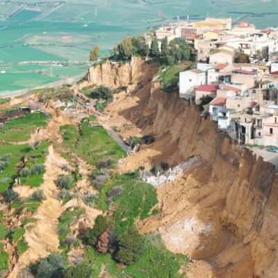 Copertina di Niscemi si sbriciola: già 1500 evacuati. “Sfollati al freddo senza vestiti né soldi”