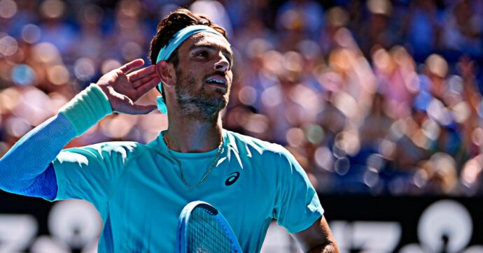 Musetti dà lezioni di tennis e domina Fritz: “Qui con una mentalità diversa”. La sfida a Djokovic vale il terzo posto mondiale