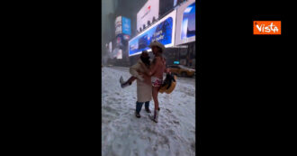 Copertina di Suona la chitarra in mutande durante la tempesta di neve a New York: il gelo non ferma il “cowboy” – Video