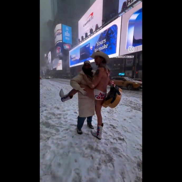 Suona la chitarra in mutande durante la tempesta di neve a New York: il gelo non ferma il “cowboy” – Video