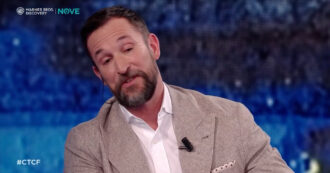 Copertina di “Mia mamma all’inizio mi chiamava dopo l’episodio e mi diceva cosa avevo sbagliato”: la confessione di Noah Wyle di The Pitt a Che tempo che fa