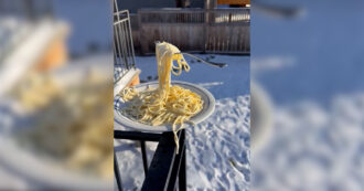 Copertina di La pasta resta sospesa, l’esperimento della meteorologa: ecco cosa succede a -30° – Video