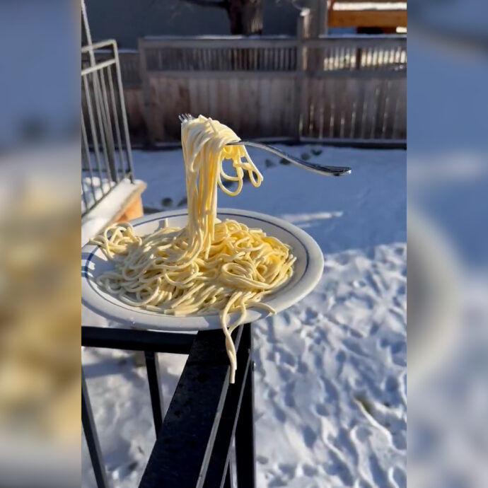 La pasta resta sospesa, l’esperimento della meteorologa: ecco cosa succede a -30° – Video