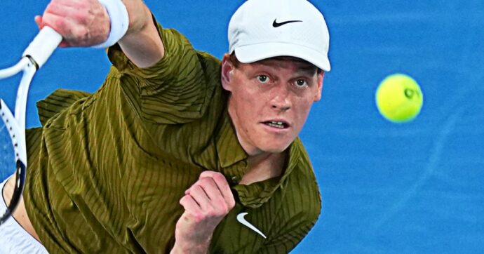 Sinner domina anche il secondo set, equilibrio nel terzo: Darderi spreca quattro palle break | La diretta del derby agli Australian Open