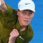 Copertina di Sinner domina il primo set: 6-1. Darderi subisce il break anche nel secondo | La diretta del derby agli Australian Open