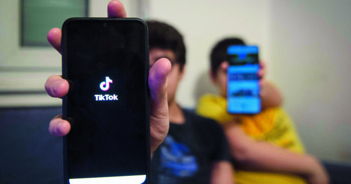 La Francia come l’Australia: Parigi vota la legge per vietare i social ai minori di 15 anni