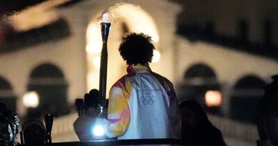 Copertina di C’è un’altra storia, silenziata, di chi protesta al passaggio dei tedofori. Lo sport non narcotizza l’indignazione