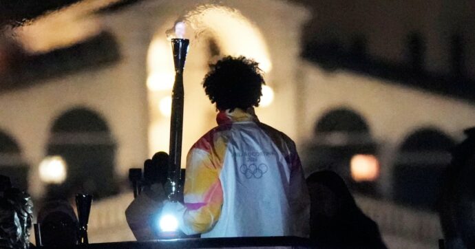 C’è un’altra storia, silenziata, di chi protesta al passaggio dei tedofori. Lo sport non narcotizza l’indignazione