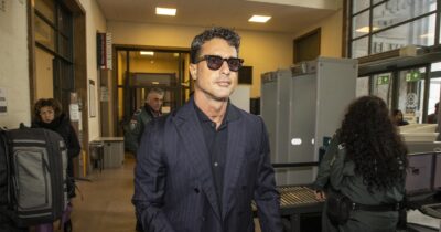 Copertina di L’affondo di Mediaset contro Fabrizio Corona: “Lucra attraverso l’insulto. Libertà di espressione non è libertà di diffamare”