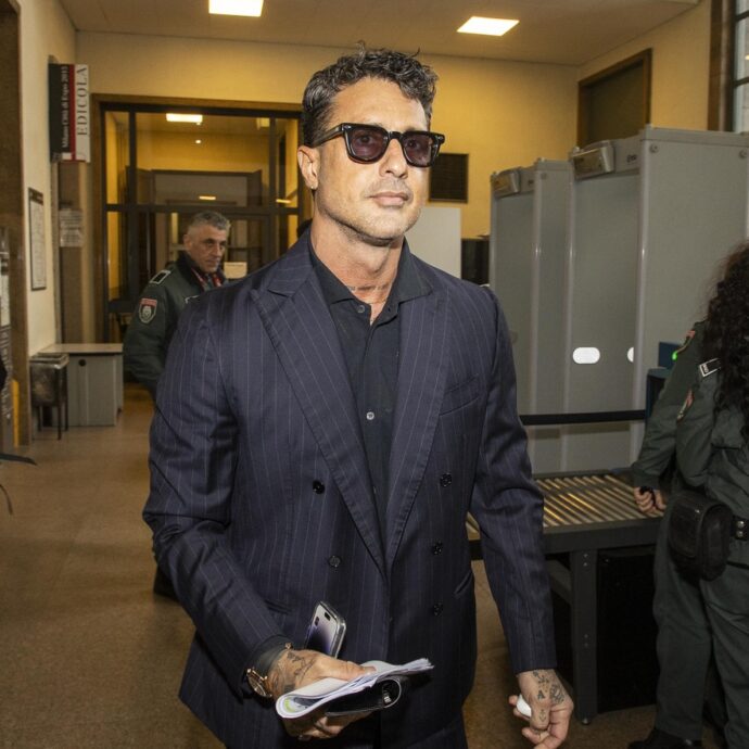 L’affondo di Mediaset contro Fabrizio Corona: “Lucra attraverso l’insulto. Libertà di espressione non è libertà di diffamare”