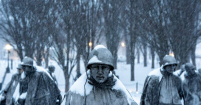 Copertina di La tempesta artica sferza gli Stati Uniti: 30 vittime e migliaia di voli cancellati