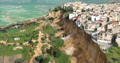 Copertina di La Protezione civile: “L'intera collina di Niscemi sta crollando”. Schlein: “Usare il miliardo stanziato per il Ponte”. I nuovi cedimenti: video