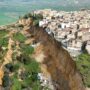 Copertina di Niscemi, l’allarme della Protezione civile: “L’intera collina sta crollando”. Schlein: “Usare le somme stanziate per il Ponte”