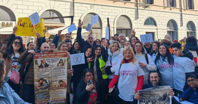 Roma, i caregiver famigliari in piazza contro il ddl del governo: “Stanchi di elemosinare briciole”