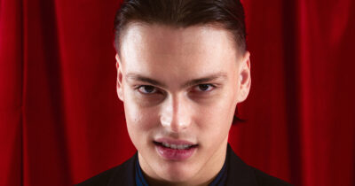 Copertina di “Mi metto in una bara per esorcizzare le aspettative nei miei confronti. Ora la gente mi considera un supereroe, ma non sono Gesù Cristo”: parla Kid Yugi