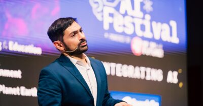 Cosmano Lombardo sul palco dell’AI Festival durante un intervento sull’intelligenza artificiale e la regolamentazione