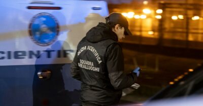 Copertina di Milano, indagato per omicidio volontario il poliziotto che ha sparato al 28enne: “Ha puntato la pistola, mi sono difeso”