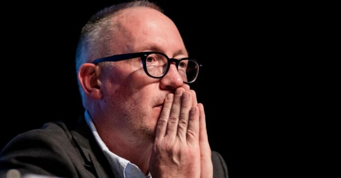 Il sindaco di Crans-Montana chiede scusa dopo 26 giorni. La Svizzera: “Sì alla collaborazione con l’Italia sulle indagini del rogo”