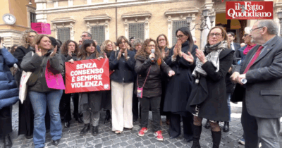 Copertina di Ddl Stupri, la protesta dei centri antiviolenza davanti al Senato: “Inaccettabile, spazza via decenni di conquiste delle donne”