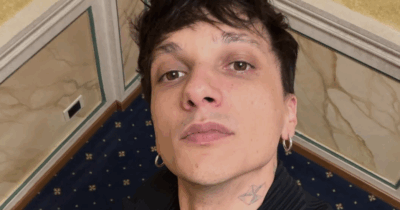 Copertina di “Dopo la conferenza stampa a Sanremo 2019 un addetto ai lavori mi disse ‘te la sei rovinata da solo la carriera’”: Ultimo festeggia 30 anni e ricorda la rottura con la stampa