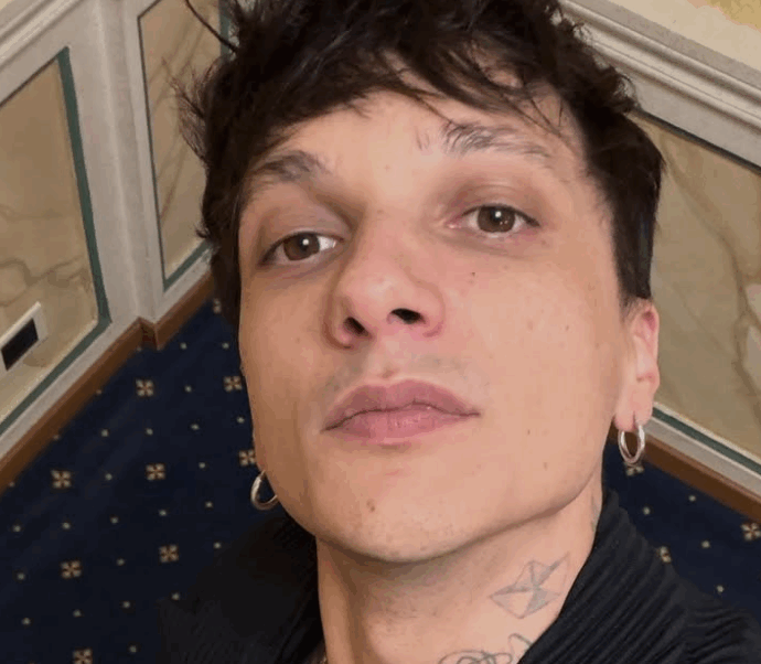 “Dopo la conferenza stampa a Sanremo 2019 un addetto ai lavori mi disse ‘te la sei rovinata da solo la carriera’”: Ultimo festeggia 30 anni e ricorda la rottura con la stampa