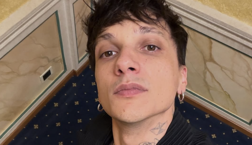 “Dopo la conferenza stampa a Sanremo 2019 un addetto ai lavori mi disse ‘te la sei rovinata da solo la carriera’”: Ultimo festeggia 30 anni e ricorda la rottura con la stampa