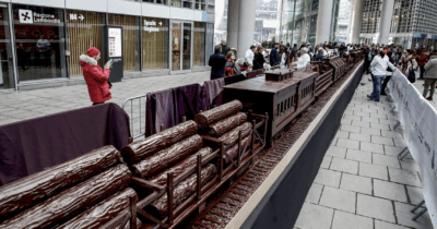 Copertina di Il treno di cioccolato più lungo del mondo è a Milano: nuovo Guinness dei primati con 22 vagoni, 55.27 metri di lunghezza e 28 quintali di peso