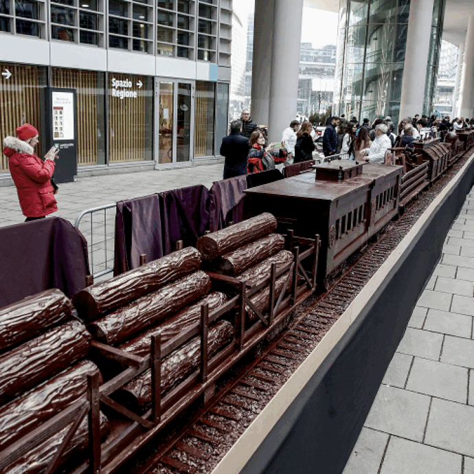 Il treno di cioccolato più lungo del mondo è a Milano: nuovo Guinness dei primati con 22 vagoni, 55.27 metri di lunghezza e 28 quintali di peso