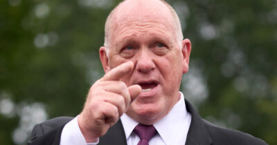 Copertina di Tom Homan, l’uomo delle deportazioni record: 432mila in un solo anno. Chi è lo “zar delle frontiere” inviato da Trump a Minneapolis